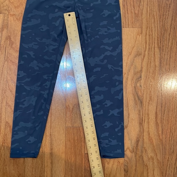 Zyia Woman’s Gray Camo Leggings Size 4 - Picture 7 of 8